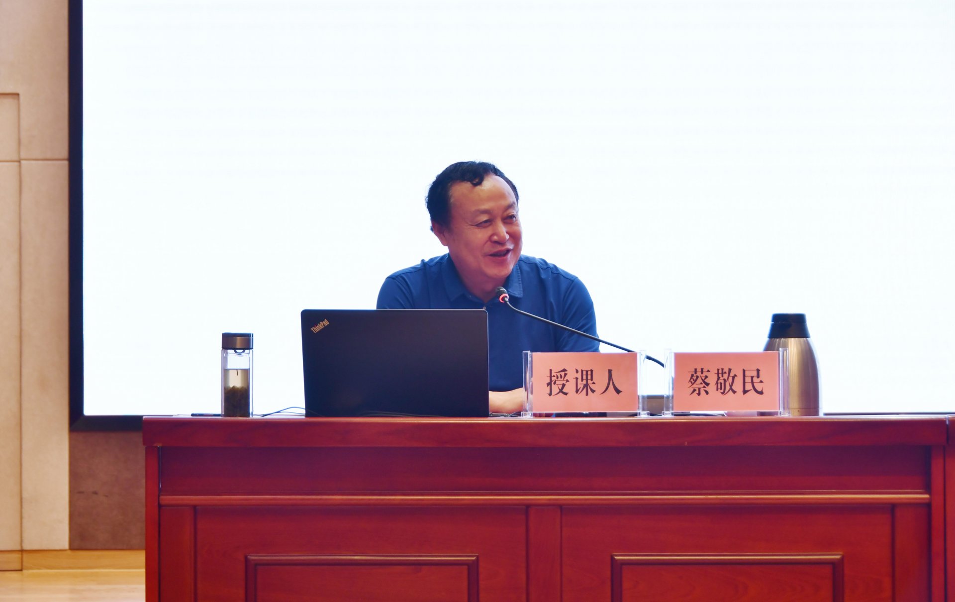 引导干部深化理论认知